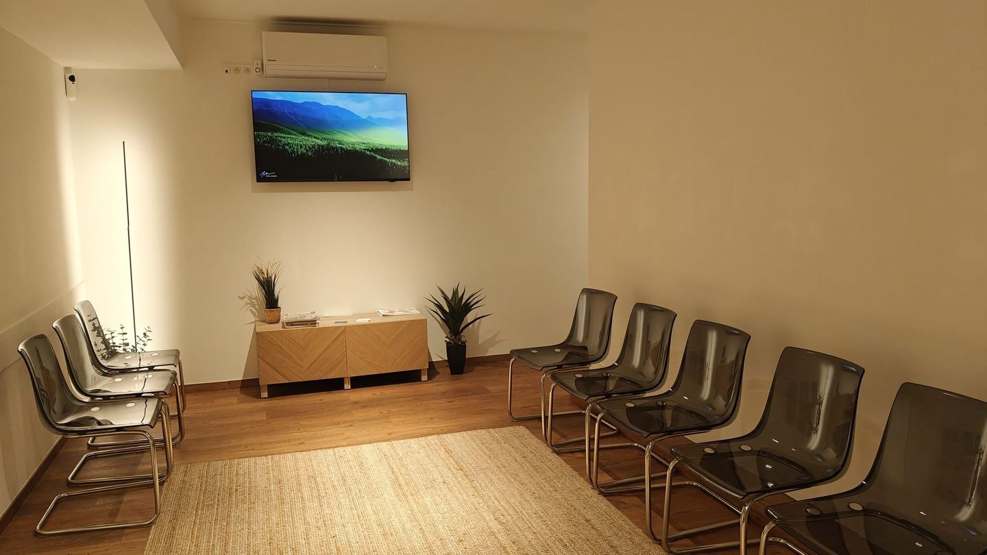 De wachtruimte, met stoelen langs de wanden.